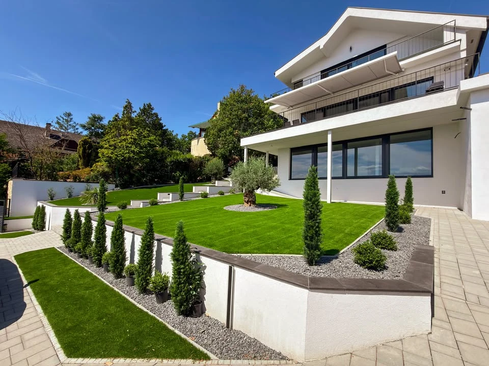 Modern villa a Balaton partján – panorámás, tökéletesen rendezett kert