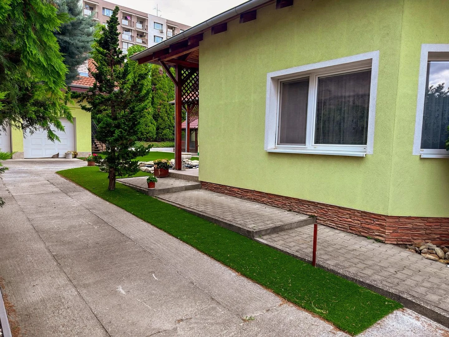 Műfű kerti tó köré – belső udvar referencia | Prémium Pázsit - kerti to mufu 09 zoldsav