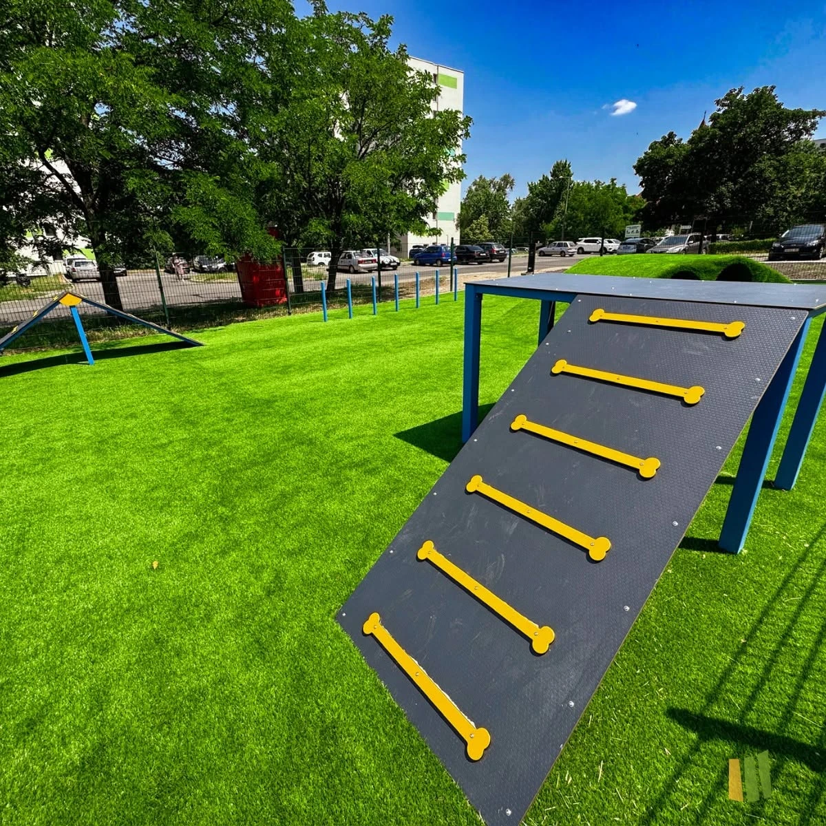 Miért ideális a műfű kutyafuttatóba és agility parkba?