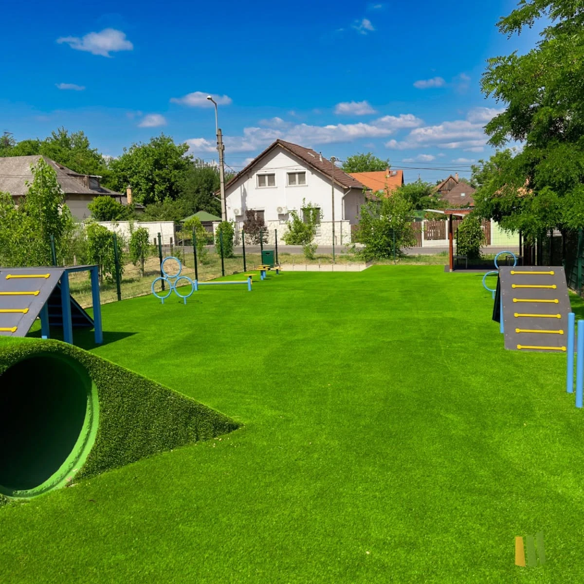 Kutyafuttató műfűvel – agility park referencia | Prémium Pázsit - kutyafuttato mufu 06
