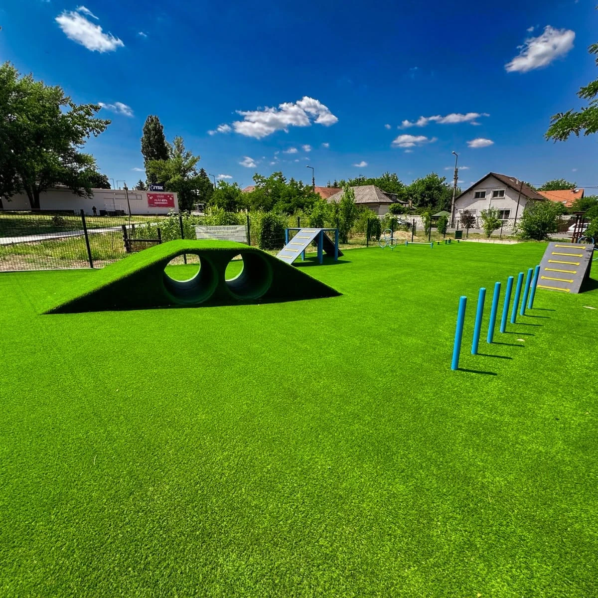 Kutyafuttató műfűvel – agility park referencia | Prémium Pázsit - kutyafuttato mufu 07