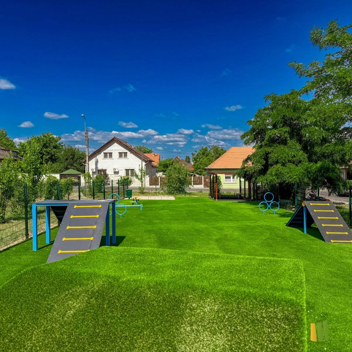 Kutyafuttató műfűvel – agility park referencia | Prémium Pázsit - kutyafuttato mufu 09