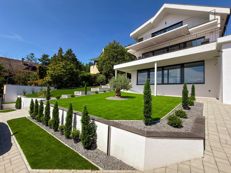 Balatoni villa panorámás, prémium műfüves kertje | Prémium Pázsit - balatoni villa mufu kert 01