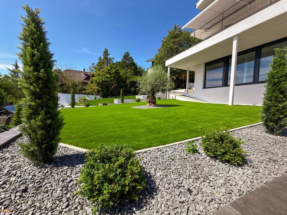 Balatoni villa panorámás, prémium műfüves kertje | Prémium Pázsit - balatoni villa mufu kert 02