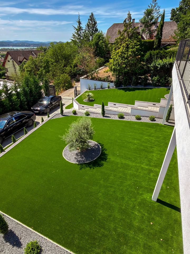 Balatoni villa panorámás, prémium műfüves kertje | Prémium Pázsit - balatoni villa mufu kert 03
