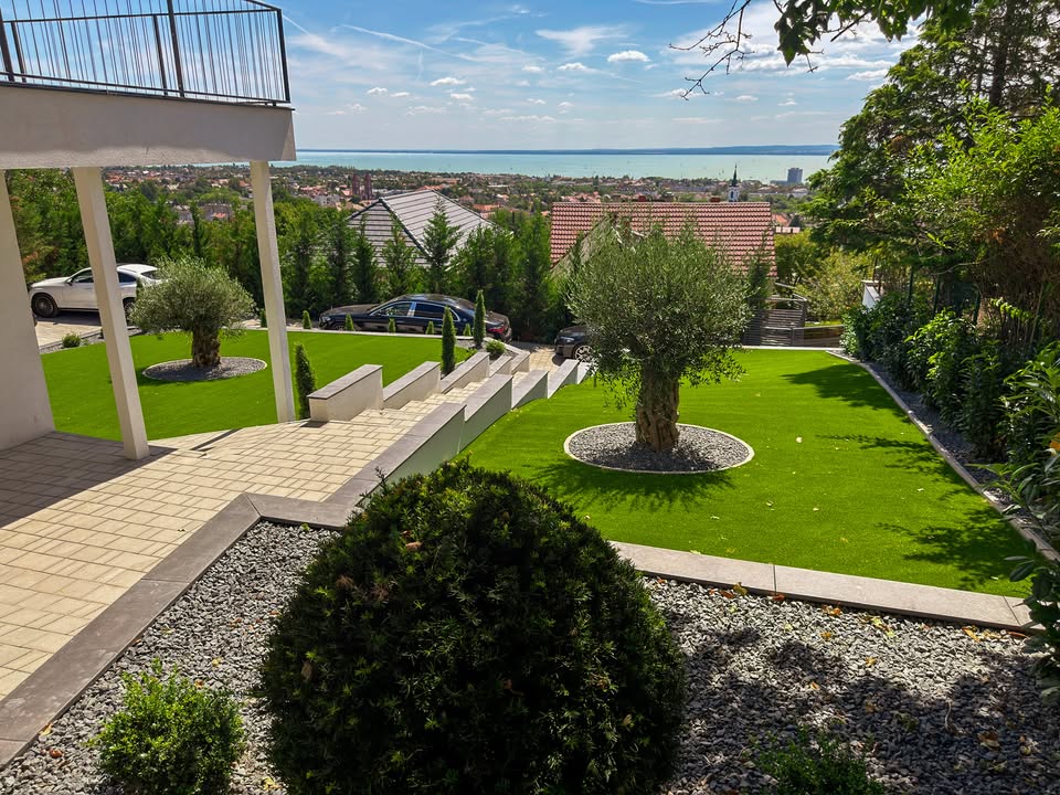 Balatoni villa panorámás, prémium műfüves kertje | Prémium Pázsit - balatoni villa mufu kert 04