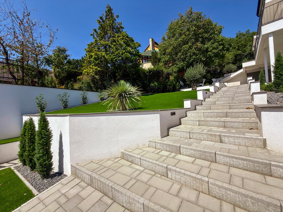 Balatoni villa panorámás, prémium műfüves kertje | Prémium Pázsit - balatoni villa mufu kert 05