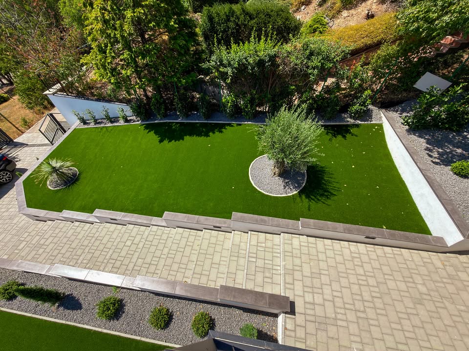 Balatoni villa panorámás, prémium műfüves kertje | Prémium Pázsit - balatoni villa mufu kert 06
