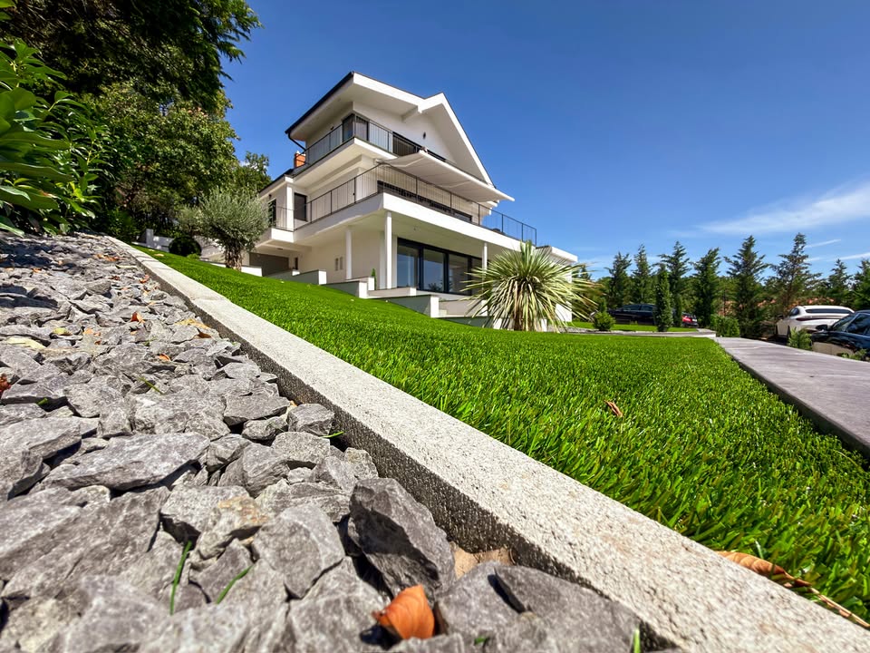 Balatoni villa panorámás, prémium műfüves kertje | Prémium Pázsit - balatoni villa mufu kert 07