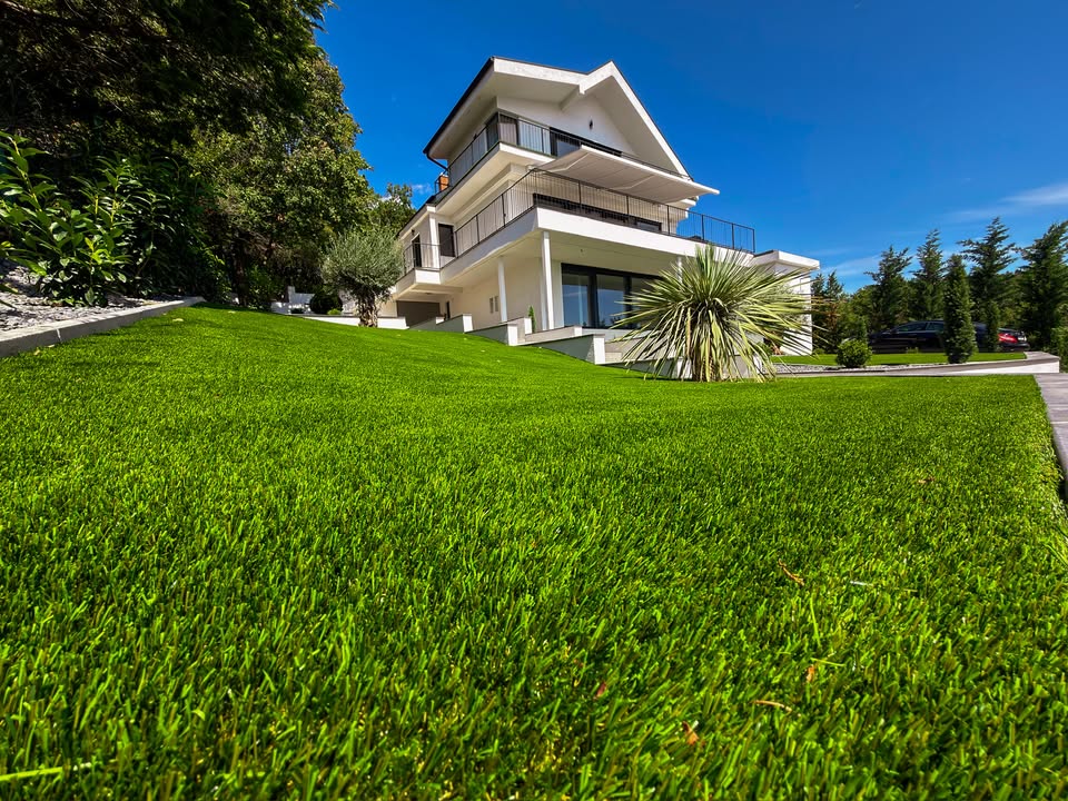 Balatoni villa panorámás, prémium műfüves kertje | Prémium Pázsit - balatoni villa mufu kert 08