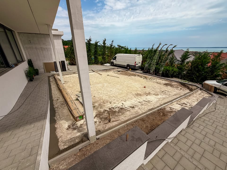 Balatoni villa panorámás, prémium műfüves kertje | Prémium Pázsit - balatoni villa mufu kert 10